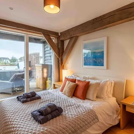Otters Holt Villa Somerford Keynes Exterior photo