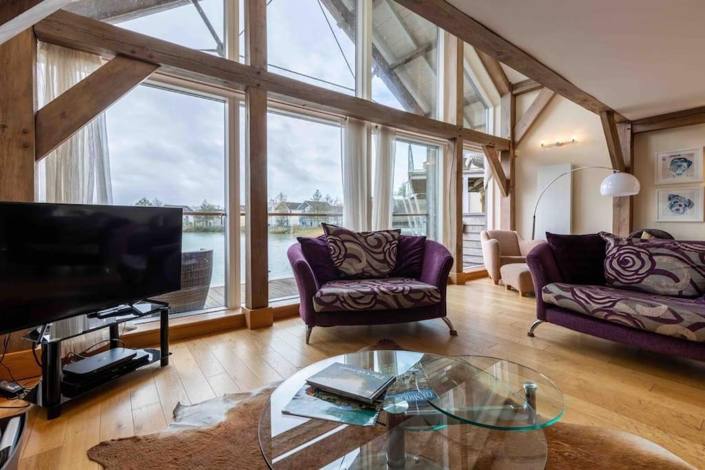 Otters Holt Holiday home Somerford Keynes