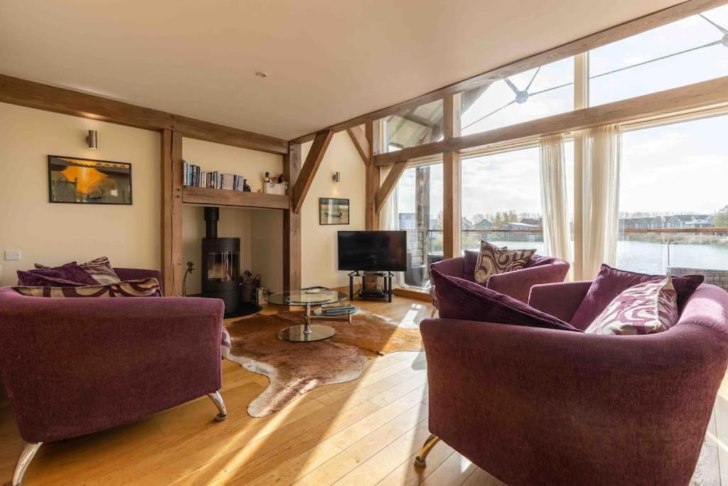 Holiday home Otters Holt Somerford Keynes